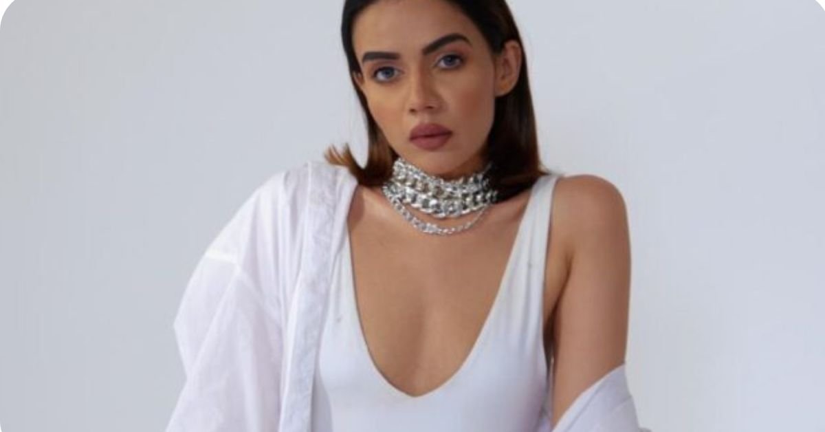 Komal Pandey fashion Outfits 