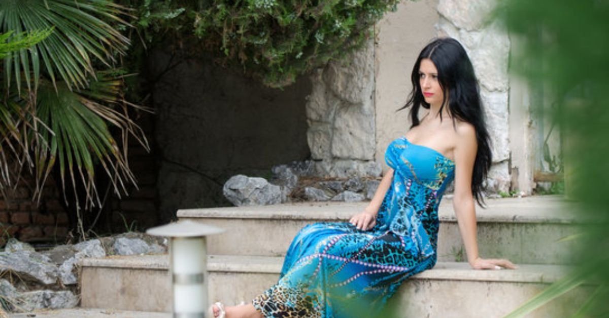 stunning beach outfit: Strapless dress