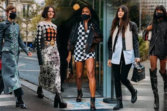 Choose the Right Footwear and Handbag